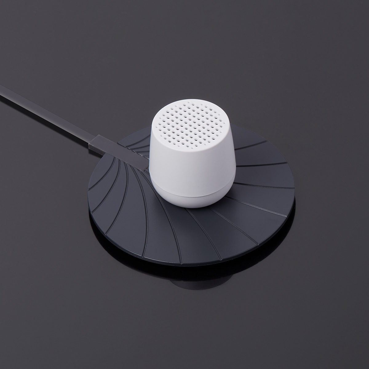 Lexon Mino+ Chrome - Wirelessly rechargeable 3W Bluetooth® speaker